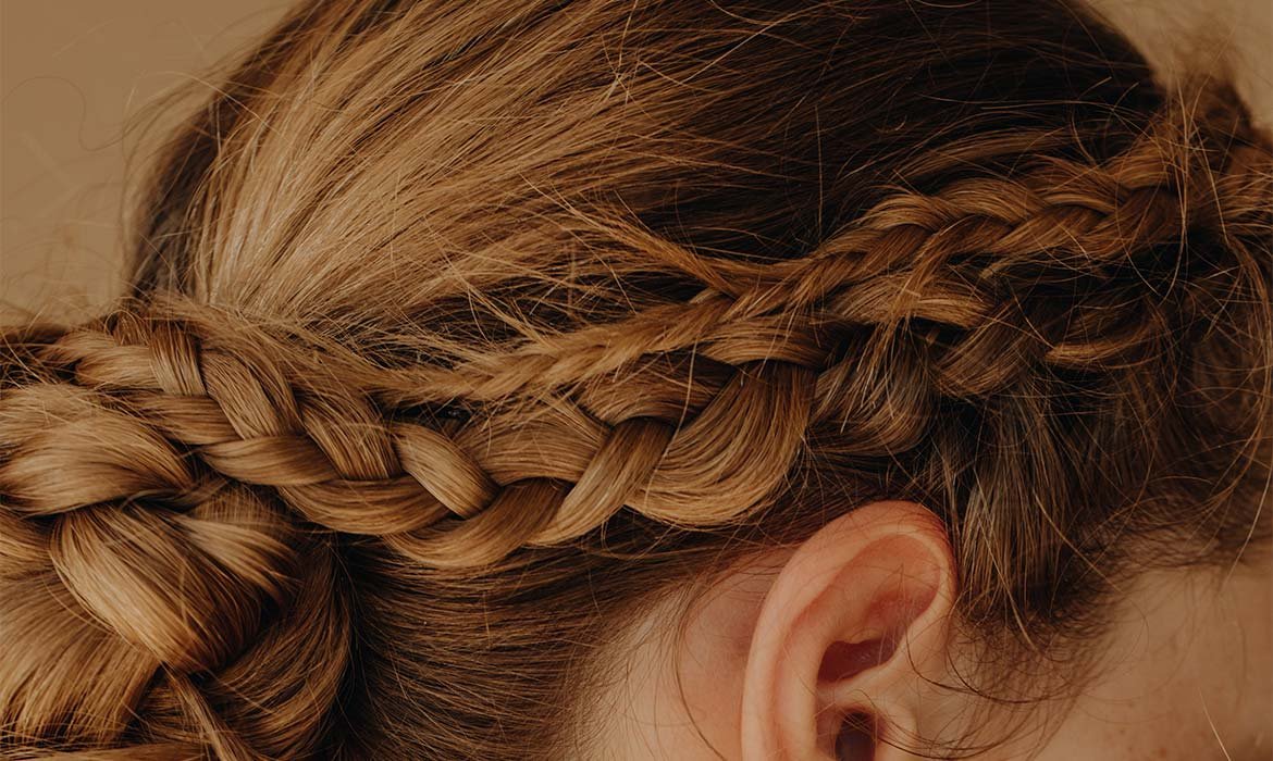 ¿Quieres un peinado para boda de otro nivel? Pues una trenza con corona como esta es justo lo que necesitas. Antes de empezar a trenzar trabaja tu melena de medios a puntas con el Aceite Extraordinario de L’Oréal Paris y la dejarás mucho más moldeable y brillante.